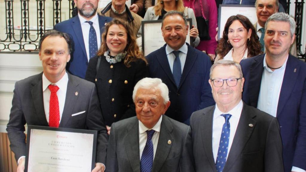 Imagen de los asistentes al acto, entre ellos Ricardo Sánchez, delegado del Gobierno de la Junta de Andalucía en Sevilla; Cecilia Ortíz, directora General de Comercio de la Junta de Andalucía; Francisco Herrero, presidente de la Cámara.