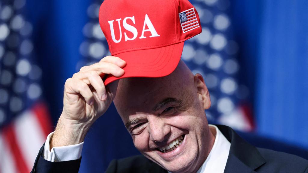 El presidente de la FIFA Gianni Infantino con una gorra roja con la palabra 'America' durante la  primera reunión de la Junta de Paz en Washington.