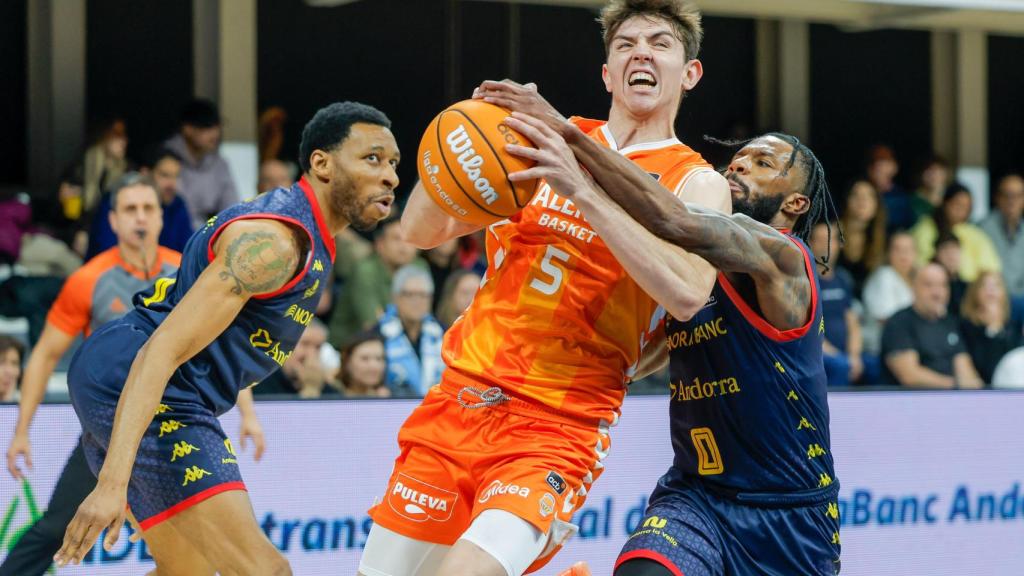 Sergio De Larrea entra a canasta ante Shannon Evans II.