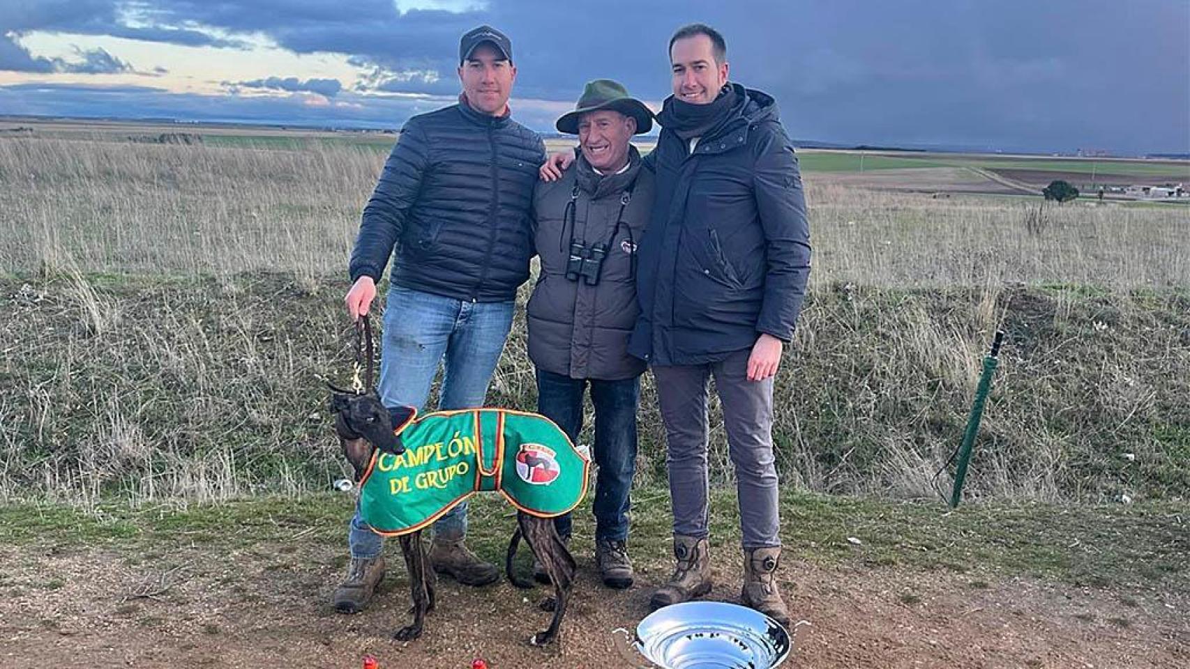 De izquierda a derecha: Daniel García, Alfredo y Ricardo García junto a Uva de El Verdejo.