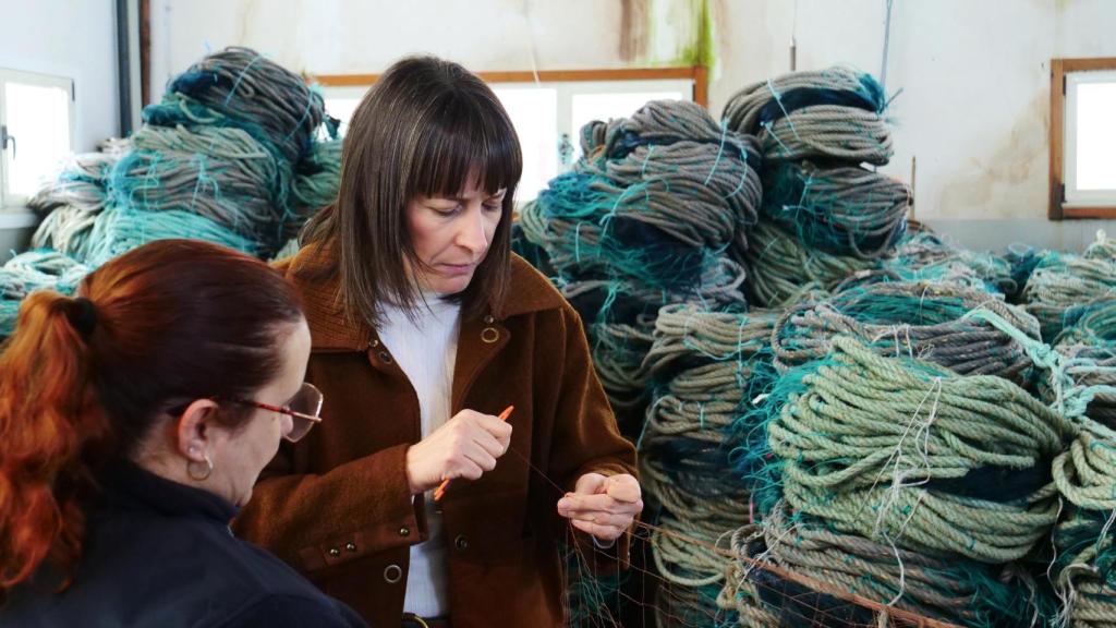 Ana Pontón, con redeiras de A Guarda
