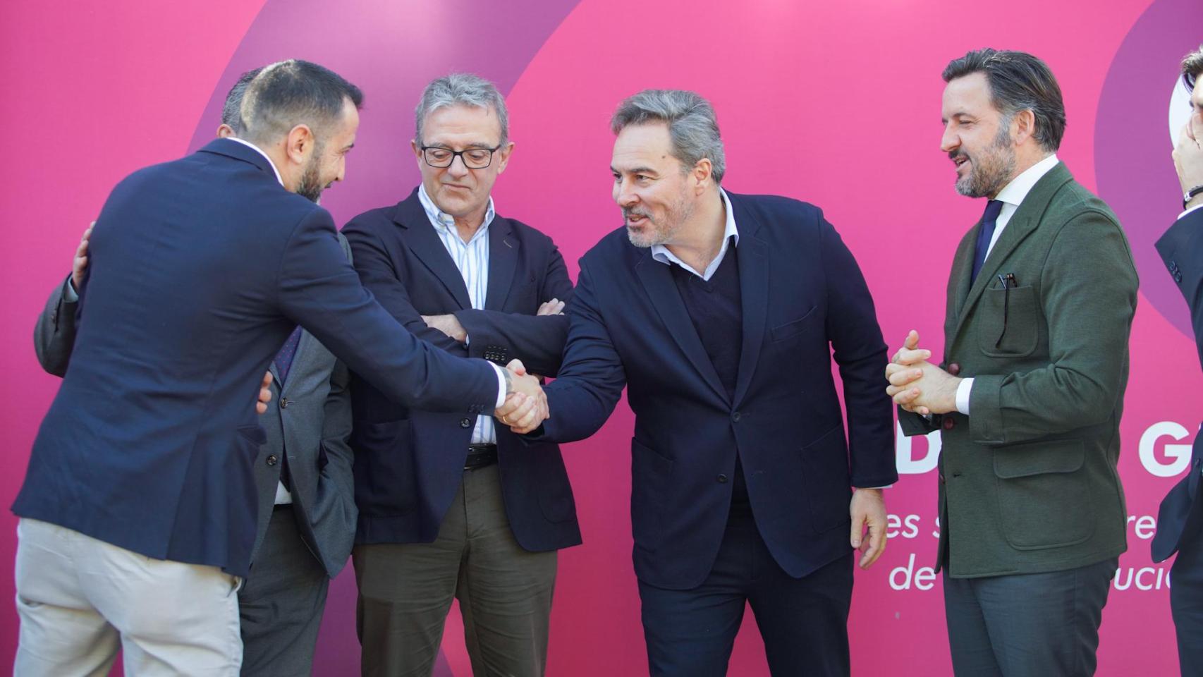 Dimas Gimeno, junto al alcalde de Elche, Pabblo Ruz, al inicio de la conferencia.