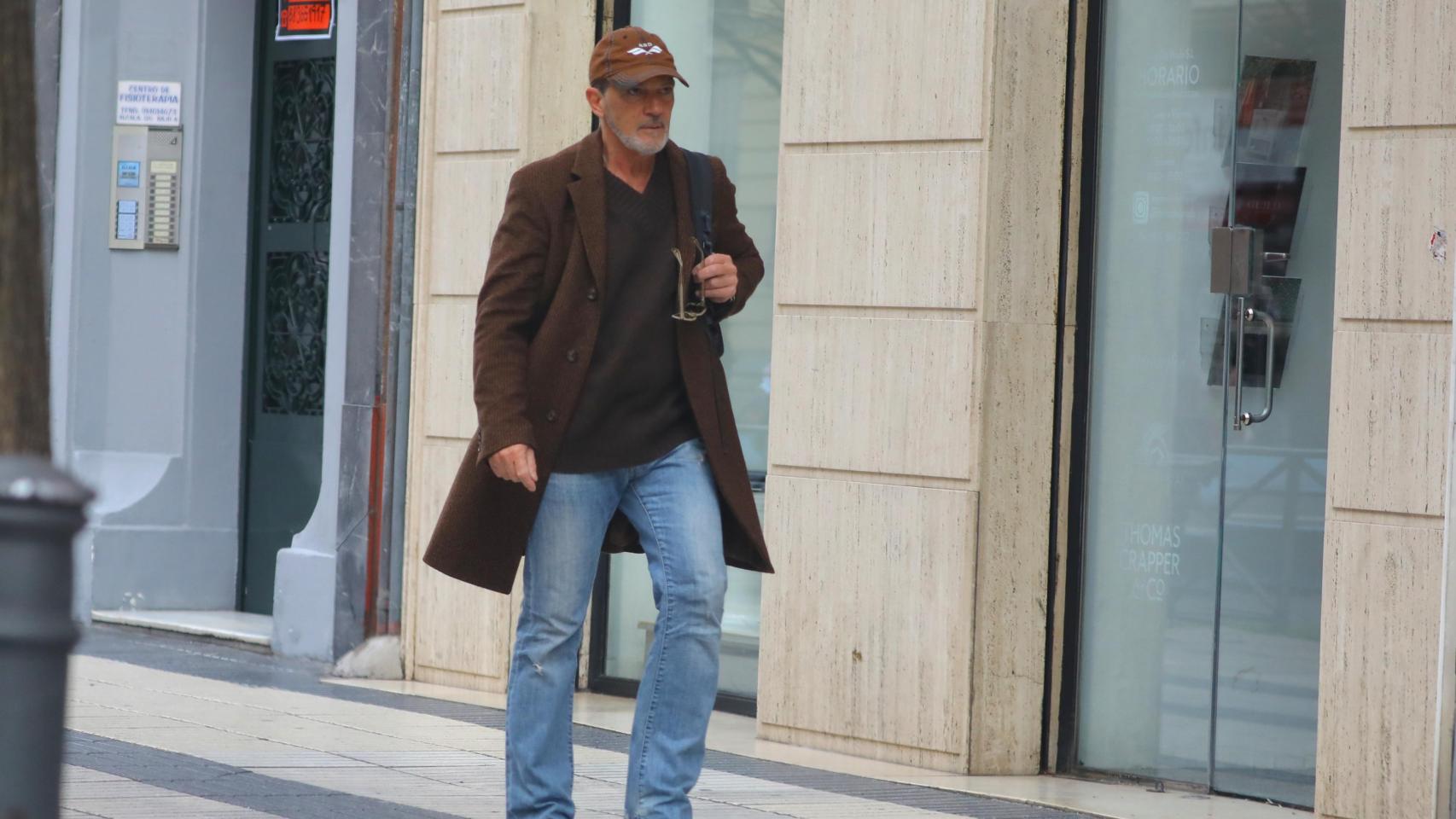 Antonio Banderas paseando por Madrid.