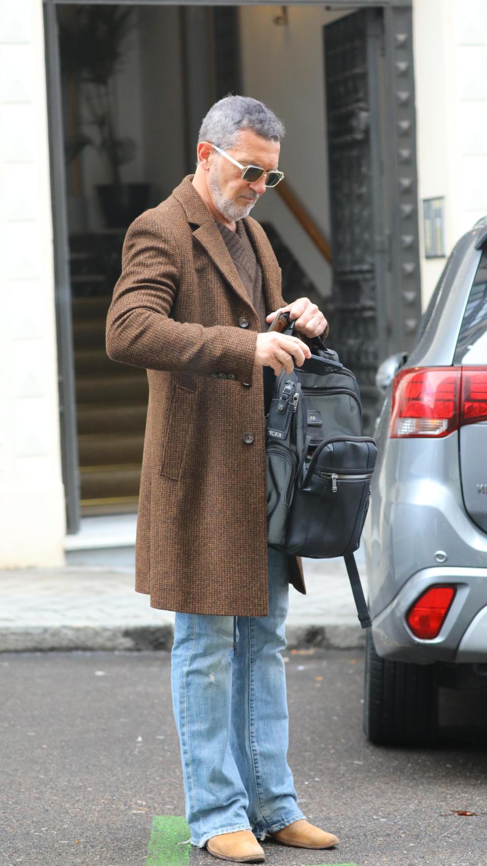 Antonio Banderas en la puerta de su casa.