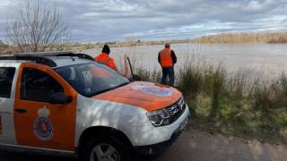 Voluntarios de Protección Civil en El Burgo por la crecida del Ebro.