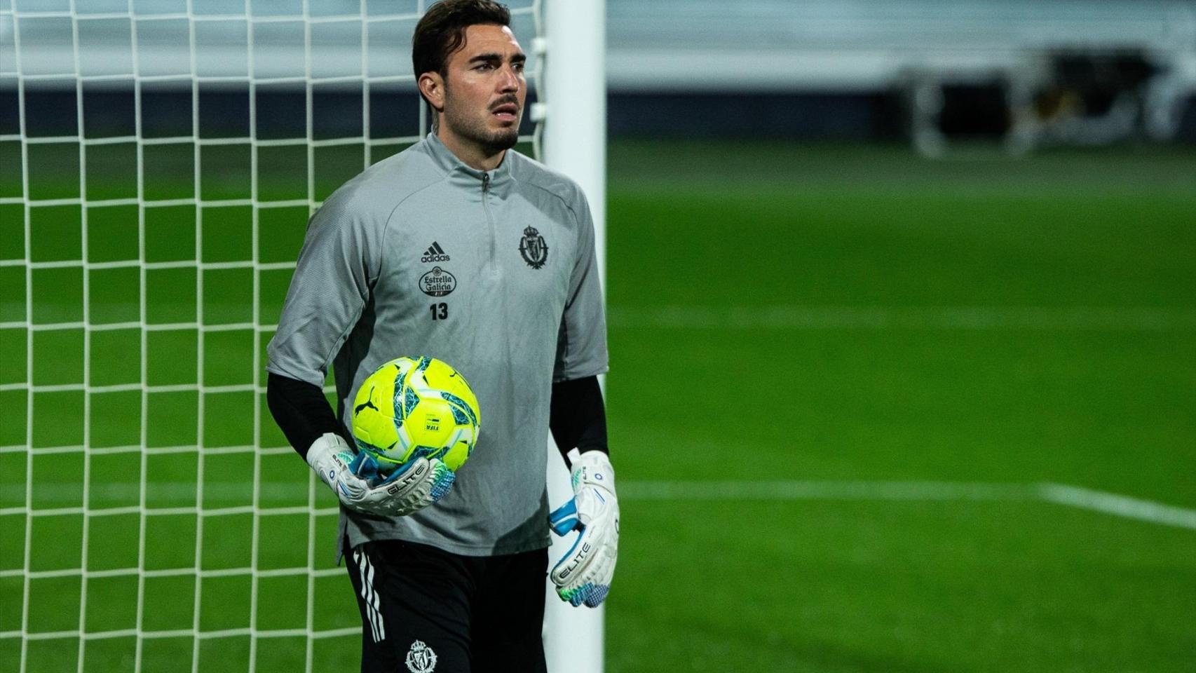 Roberto Jiménez, durante su etapa en el Real Valladolid en el calentamiento del partido ante el Cádiz.