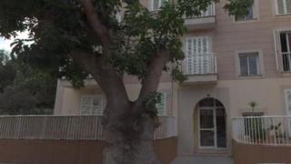 El fallecido, de origen polaco y 47 años, ingirió sustancias estupefacientes y alcohol antes de la llegada de los agentes. Se desconoce si tenía algún tipo de patología. En la imagen, el bloque residencial donde vivía, en la calle Illa de Corfú (Palma de Mallorca).