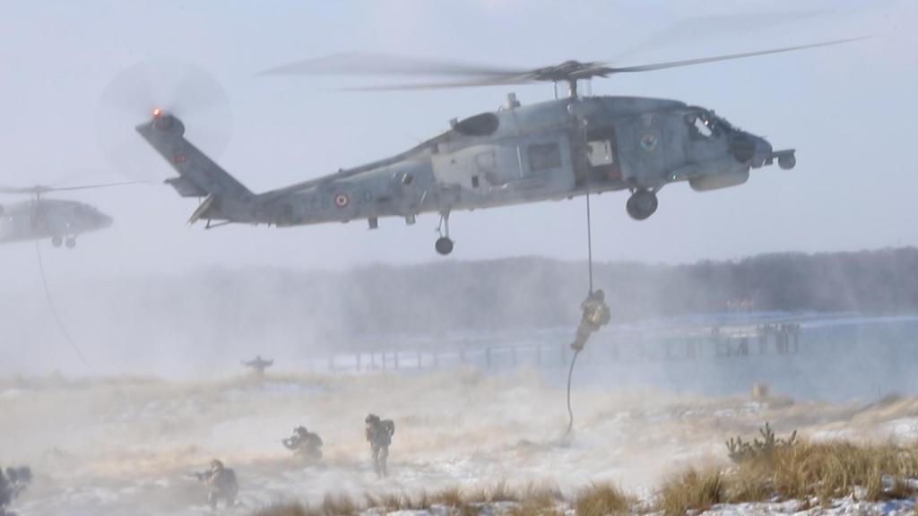 Maniobras fast-rope desde un helicóptero Seahawk turco