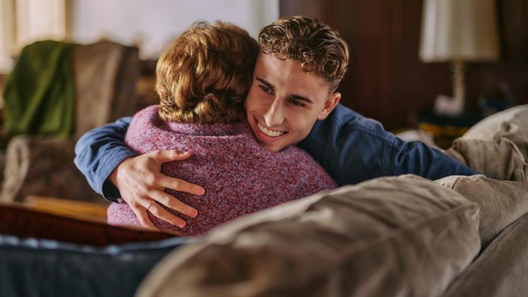 Fermín López, jugador del FC Barcelona, se abraza con su abuela.