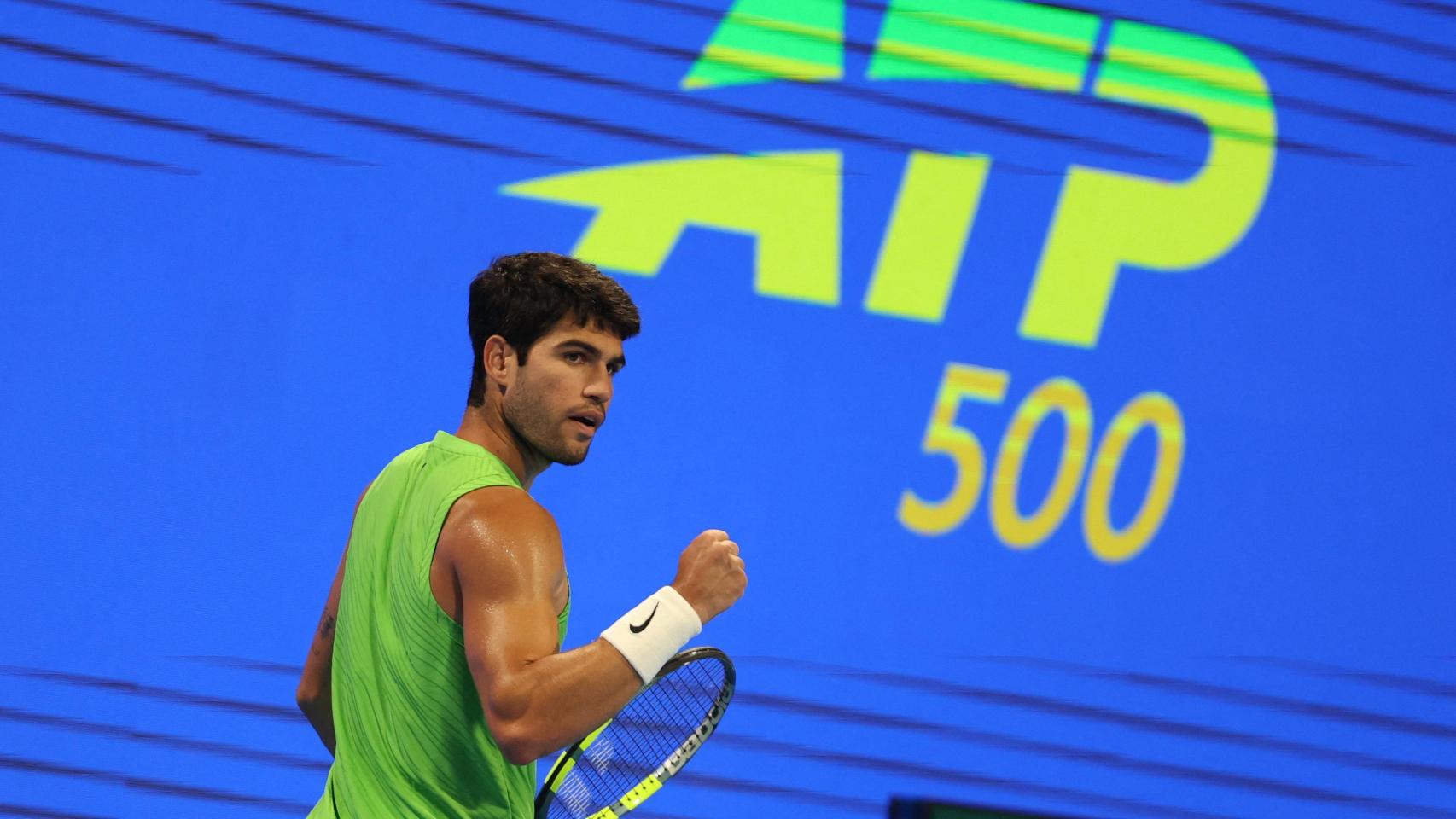 Carlos Alcaraz celebra un punto ante Karen Khachanov.