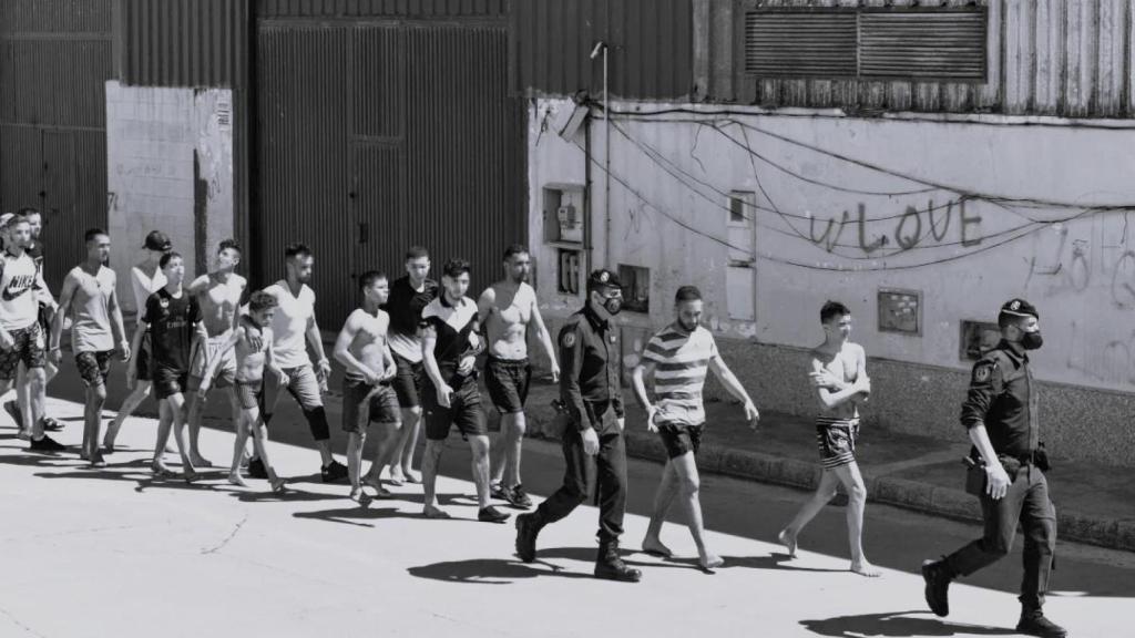 Un grupo de inmigrantes marroquíes en Ceuta.