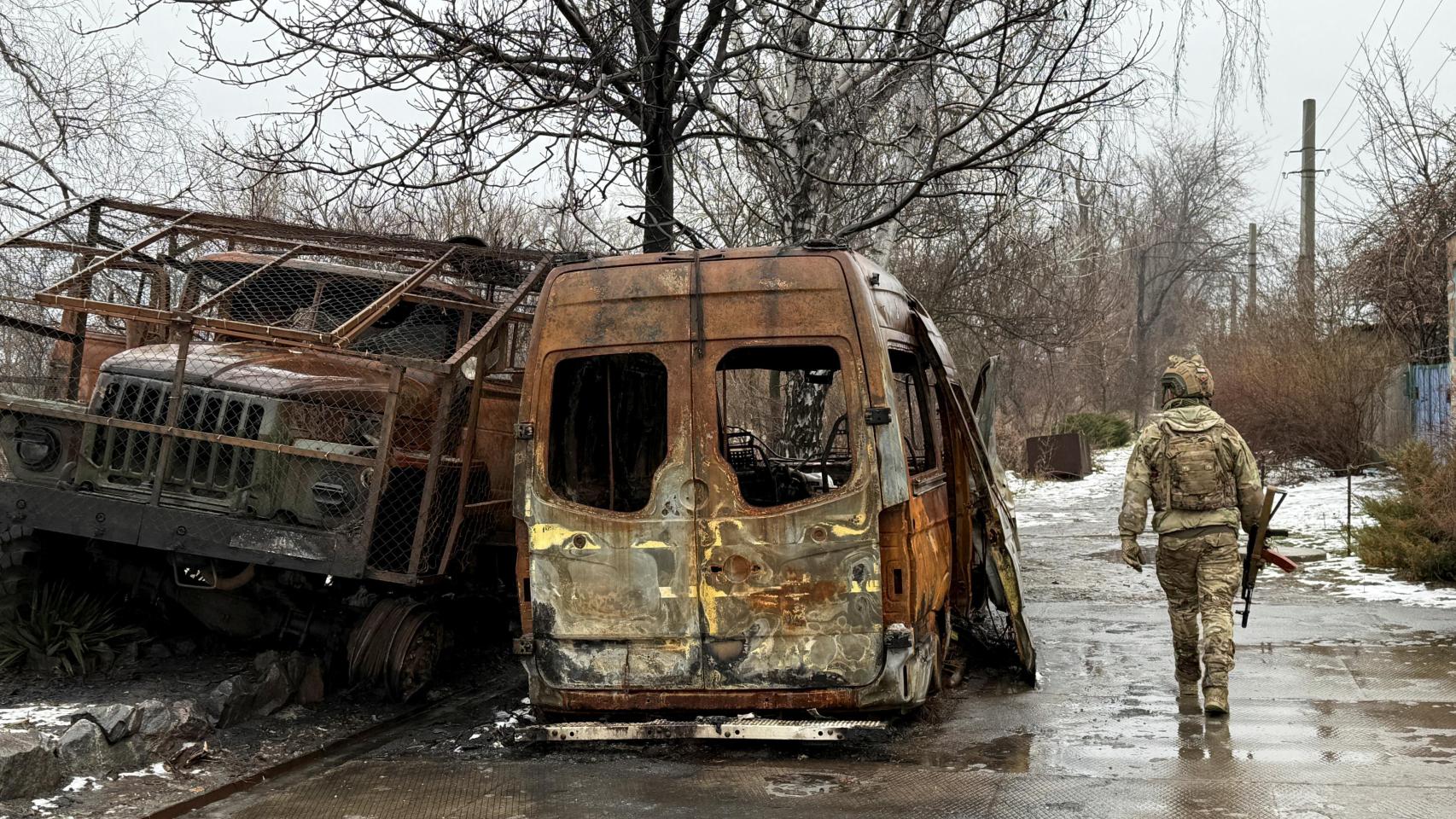 Un soldado ucraniano camina este jueves junto a vehículos destruidos en la ciudad de Kostiantynivka, en primera línea del frente.