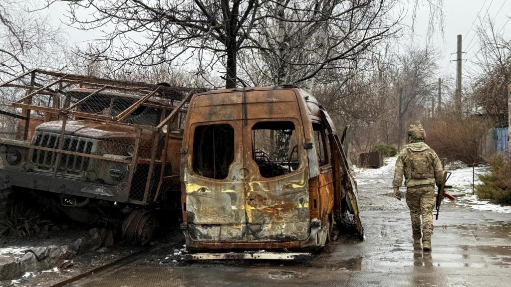 Un soldado ucraniano camina este jueves junto a vehículos destruidos en la ciudad de Kostiantynivka, en primera línea del frente.