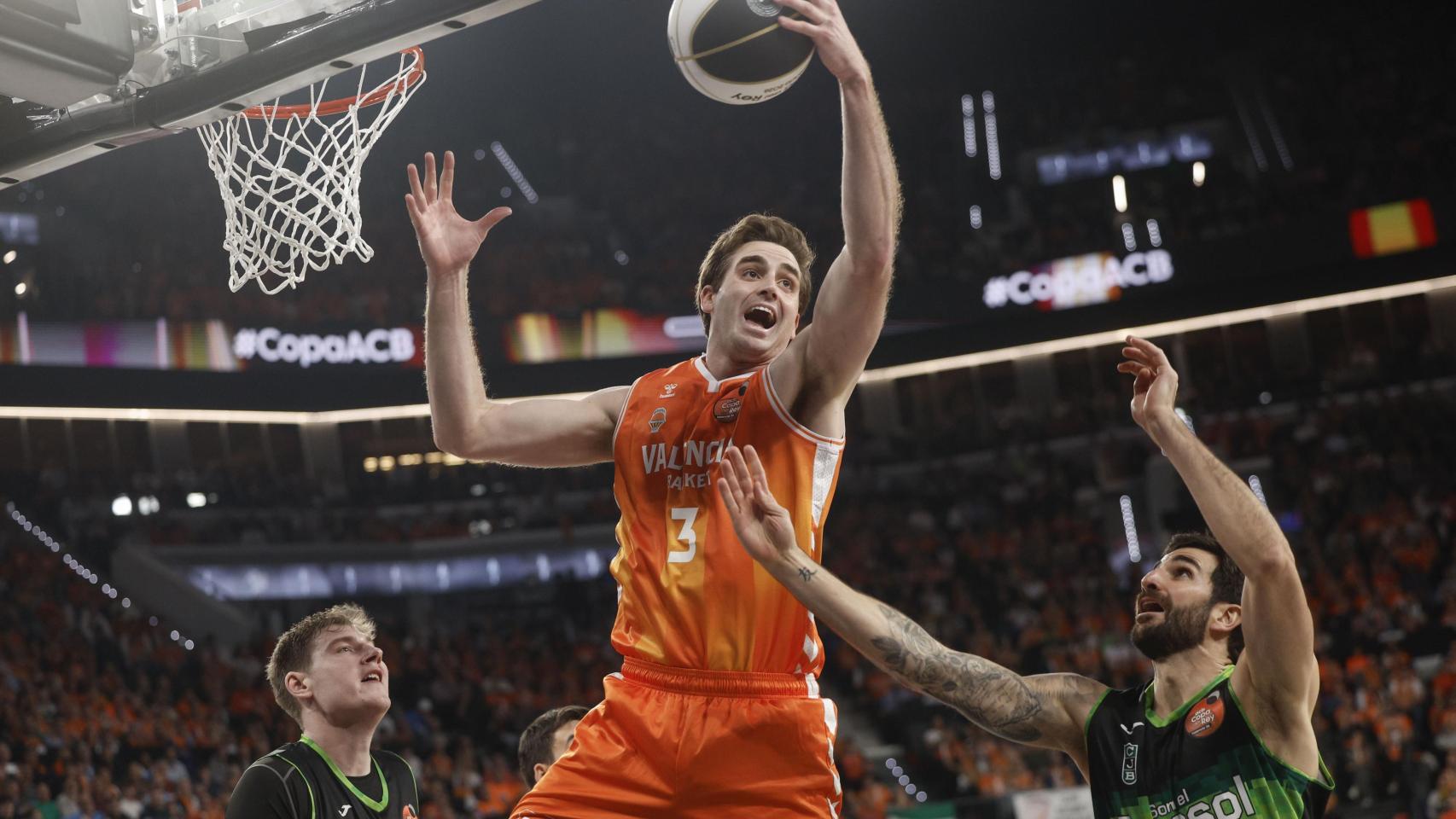 Reuvers, presionado por Ricky Rubio durante el partido de los cuartos de final de la Copa del Rey.