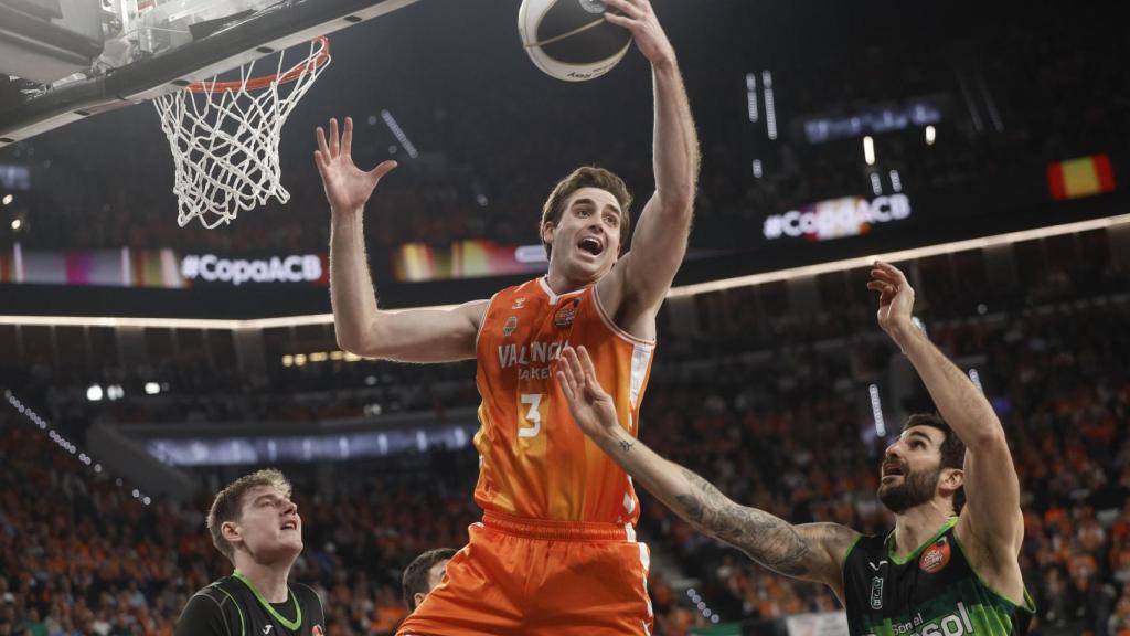 Reuvers, presionado por Ricky Rubio durante el partido de los cuartos de final de la Copa del Rey.