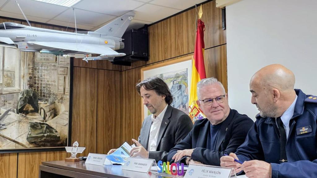 De izquierda a derecha, el director de 'Fest al Cel', Daviel Ventura, el alcalde de Salou, Pere Granados, y el director del Museo del Aire y del Espacio, coronel Félix Manjón
