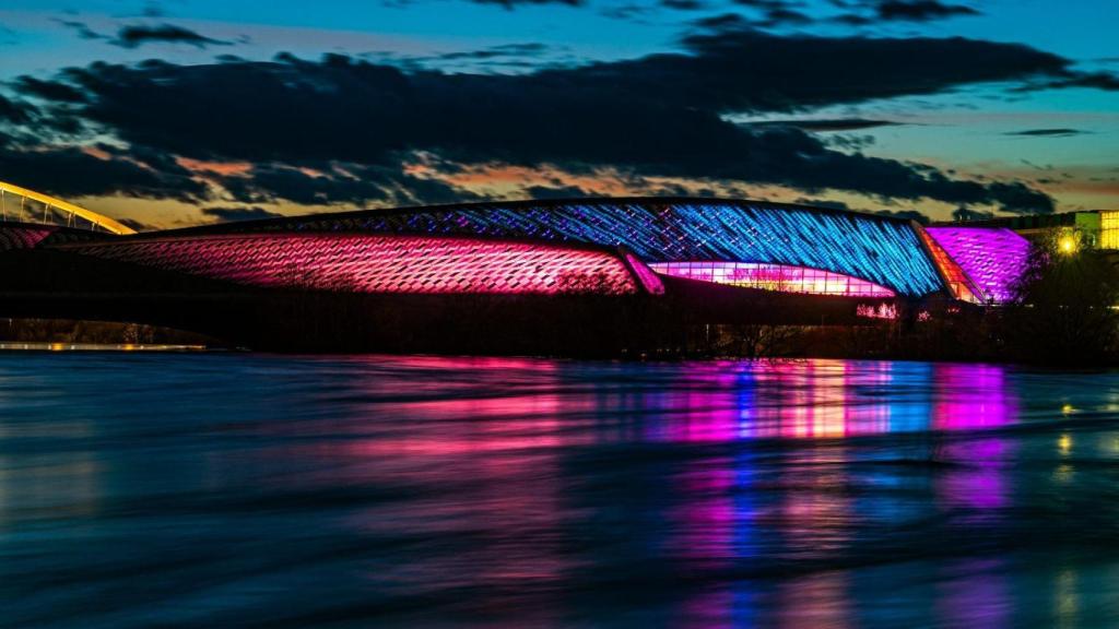 El Pabellón Puente de Zaragoza, iluminado en el tercer aniversario del Mobility City
