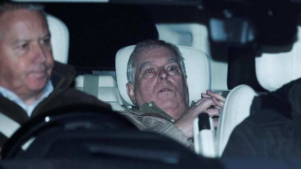 El expríncipe Andrés abandonando la comisaría, este pasado jueves.