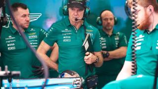 Adrian Newey, en el garaje de Aston Martin durante los test en Bahrein.