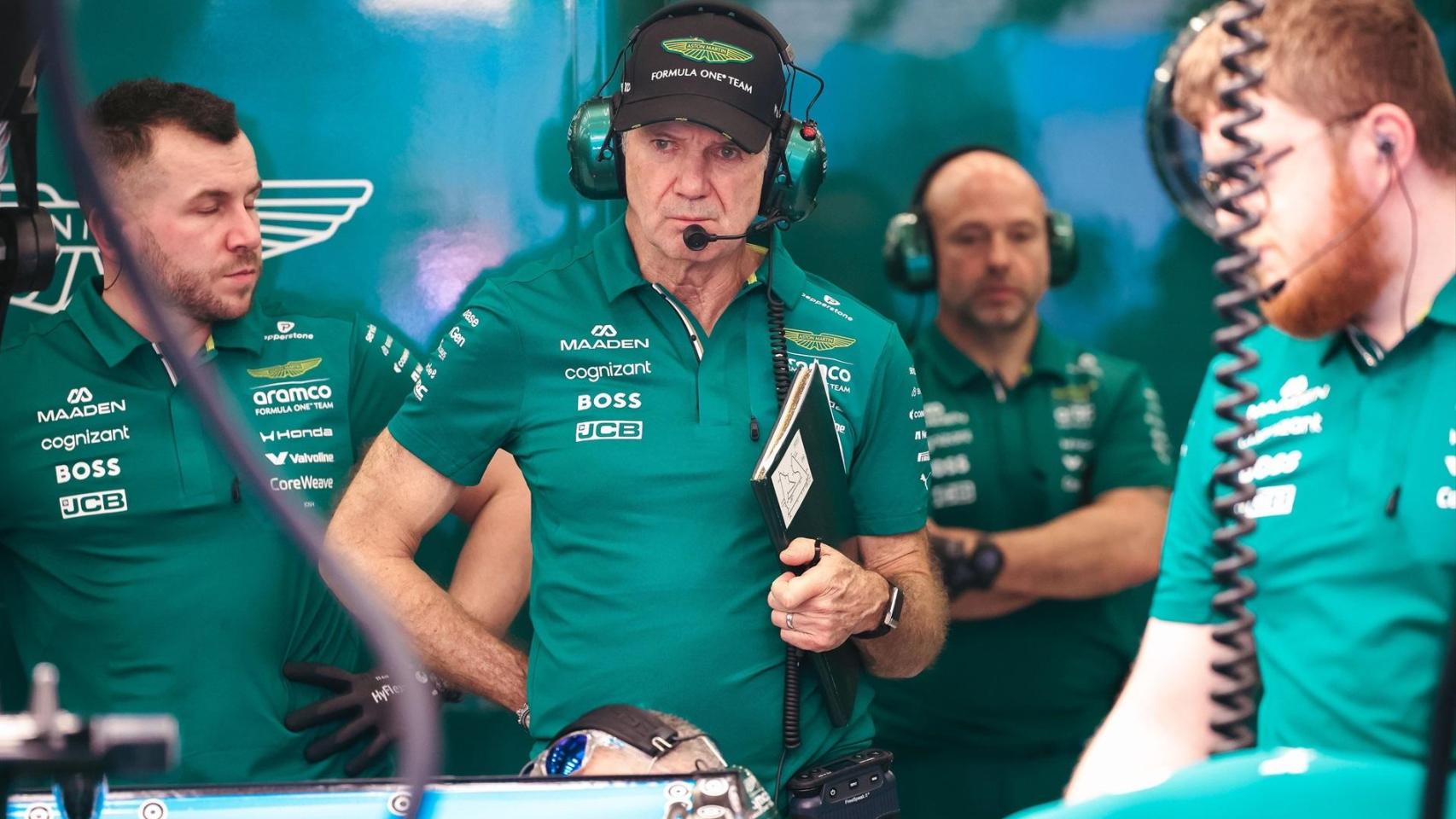 Adrian Newey, en el garaje de Aston Martin durante los test de Baréin.