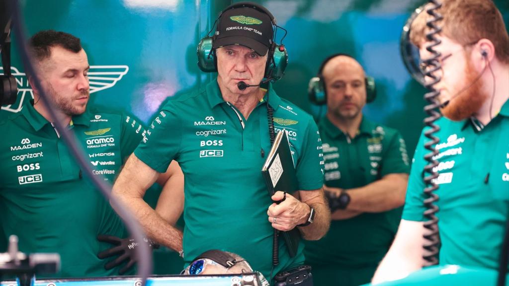 Adrian Newey, en el garaje de Aston Martin durante los test de Baréin.