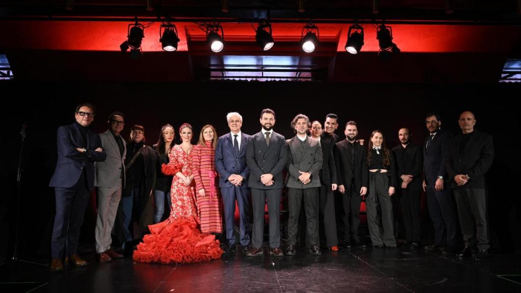 Artistas, patrocinadores, colaboradores y miembros de la Fundación Cante de las Minas posan en el Teatro Real de Madrid.
