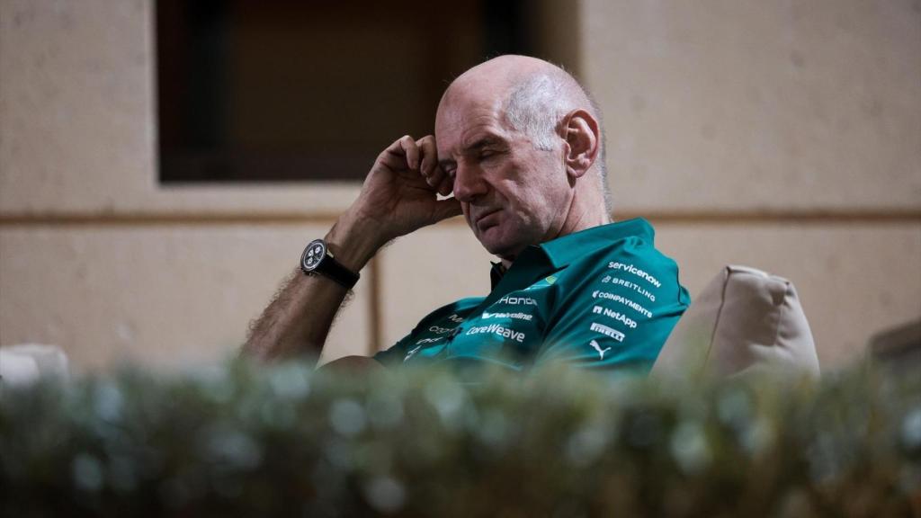 Adrian Newey, pensativo durante la segunda semana de los test de Baréin.