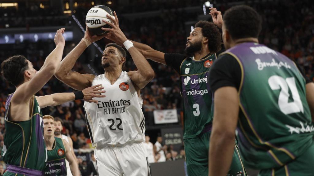 Tavares entra a canasta defendido por varios jugadores de Unicaja.