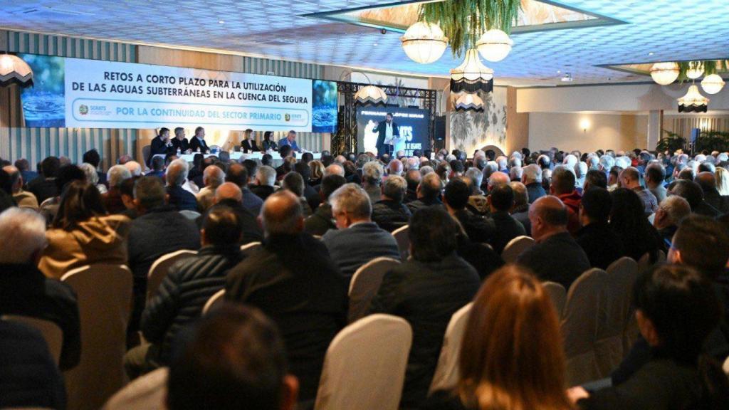 Los agricultores y regantes que han asistido a la asamblea de Jumilla