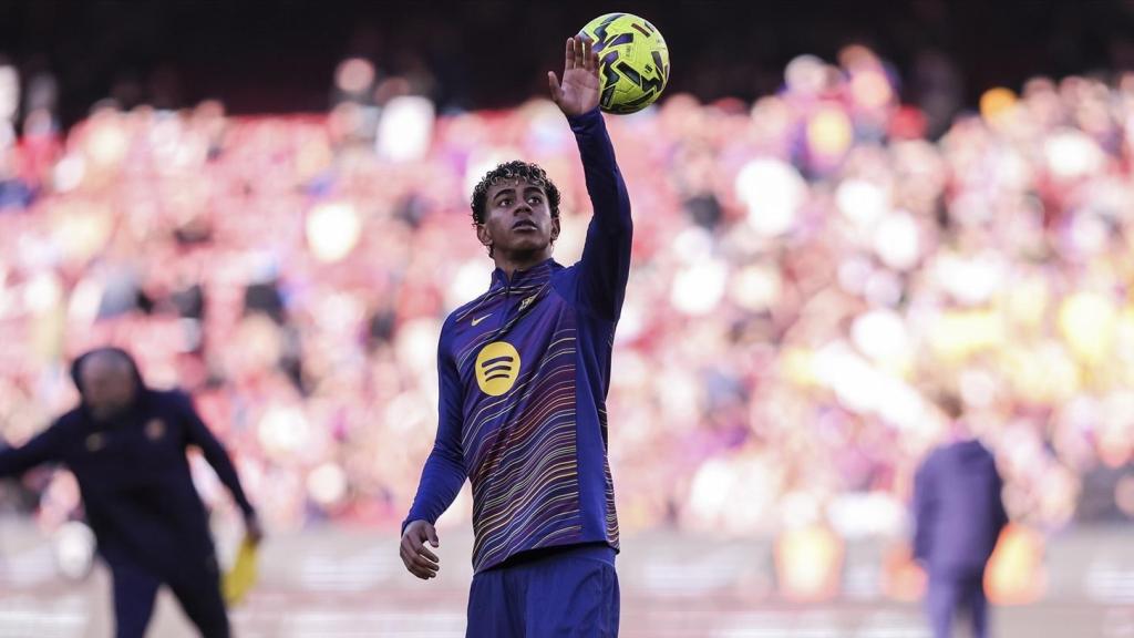Lamine Yamal, calentando con el FC Barcelona antes de un partido