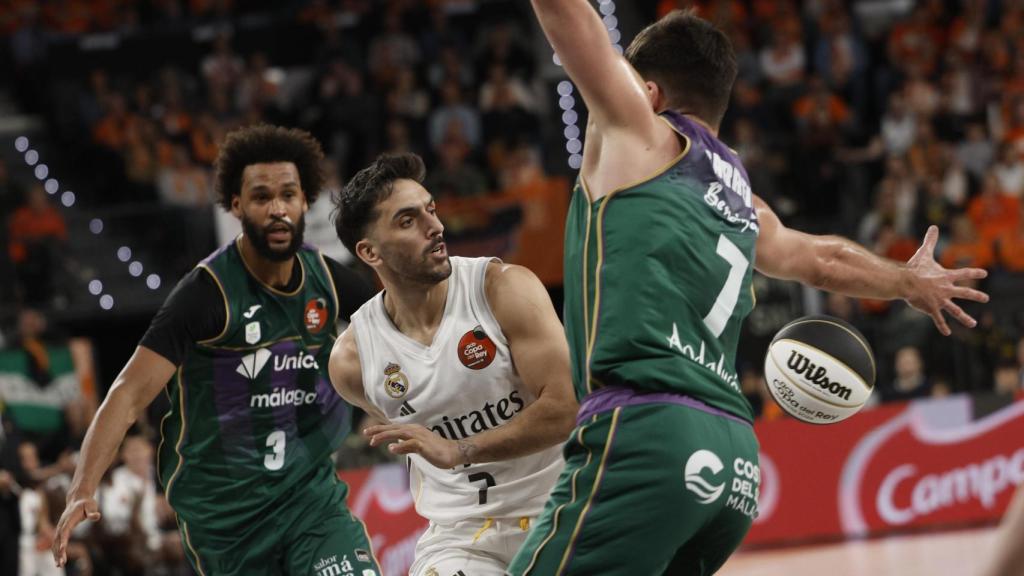 Campazzo pasa el balón ante la presión de Jonathan Barreiro.