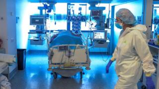 Imagen de archivo de personal médico de una UCI en el hospital Puerta de Hierro, en Madrid.
