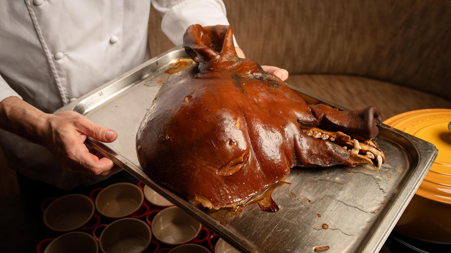 La cabeza de cerdo ibérico asada al estilo tradicional.