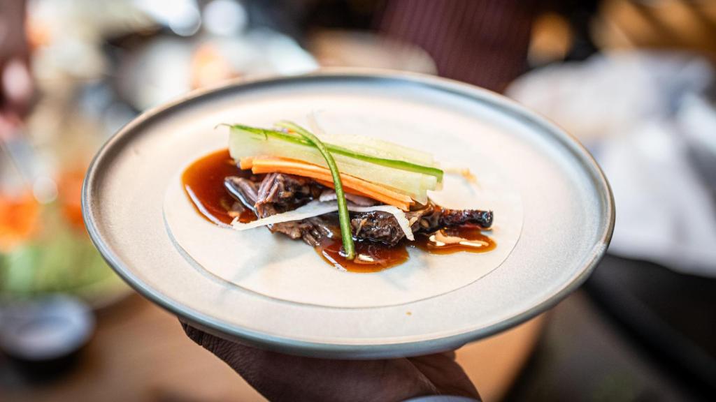 Un crepe de cerdo ibérico versionando el pato laqueado.