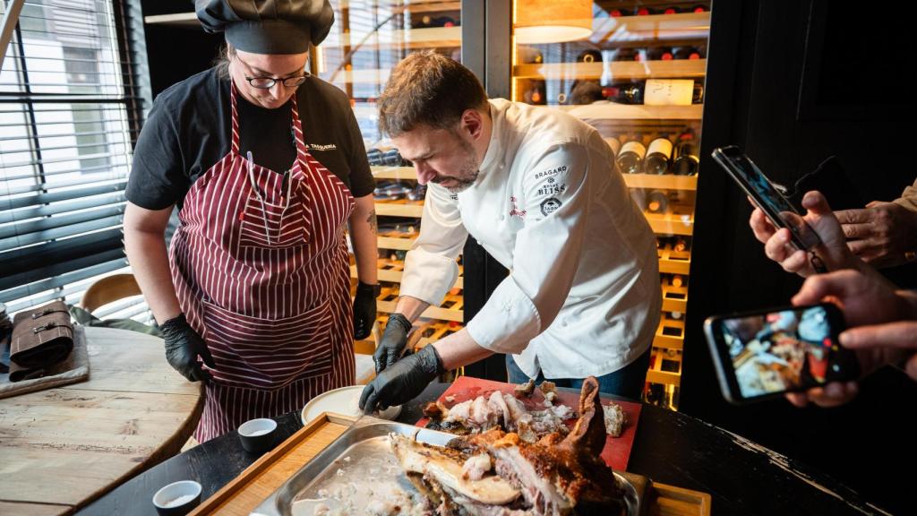 Desmechando la carne de la cabeza de cerdo asada al estilo tradicional.