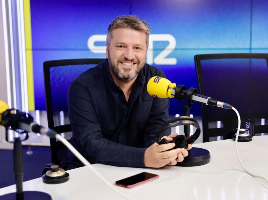 El periodista Aimar Bretos en su estudio de la Cadena SER.