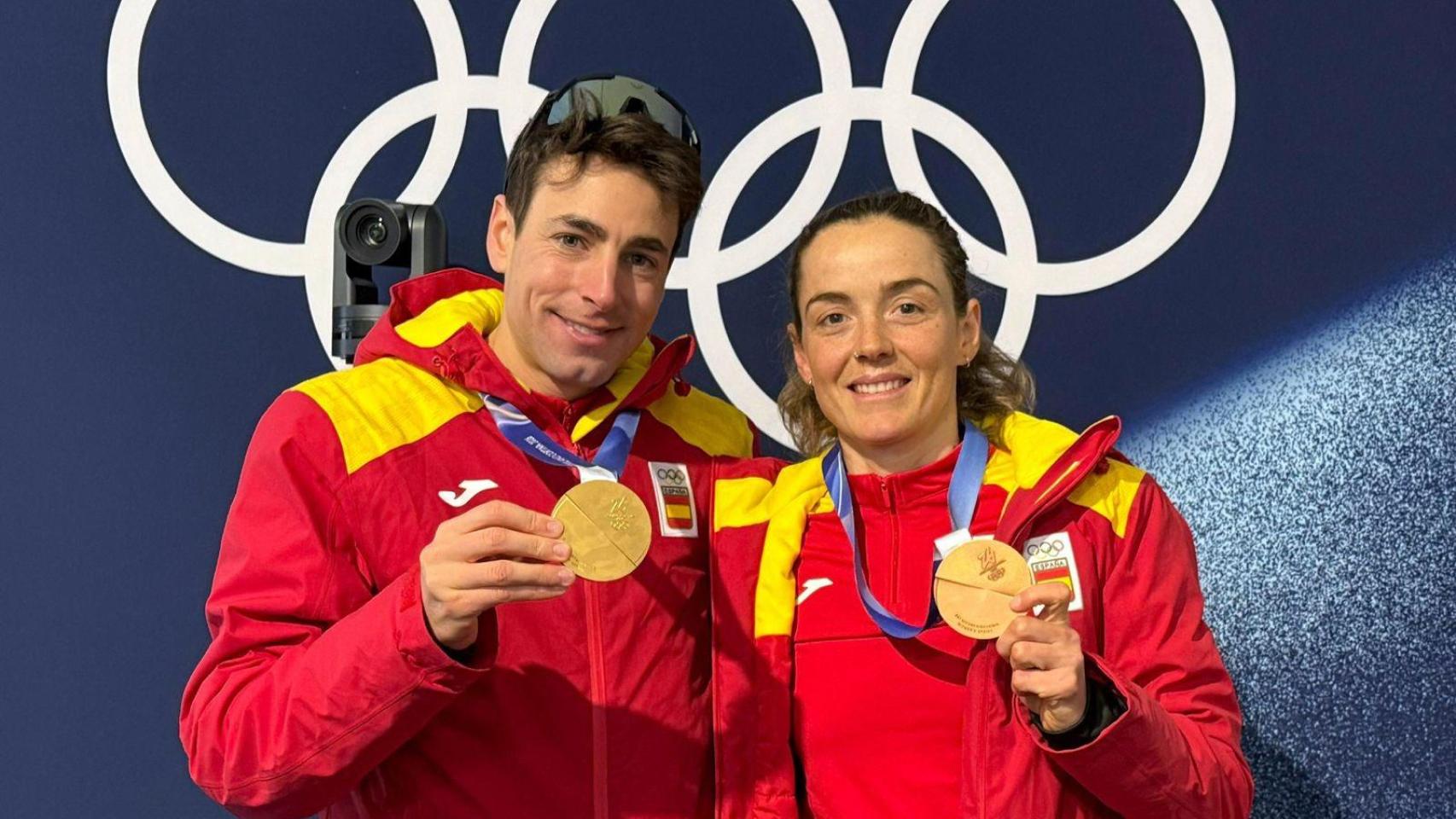 Oriol Cardona a la izquierda y Ana Alonso a la derecha posando con las medallas de los jjoo de invierno Milano