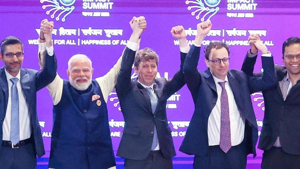 Sam Altman (centro) y Dario Amodei (der) se niegan a darse la mano durante la Cumbre de Impacto de la IA en India