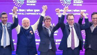 Sam Altman (centro) y Dario Amodei (der) se niegan a darse la mano durante la Cumbre de Impacto de la IA en India