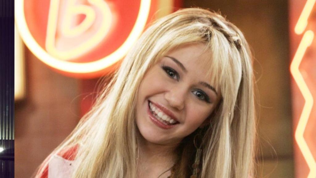 Miley Cyrus, en una imagen reciente de su perfil de Instagram, y en otra foto de cuando interpretaba al personaje infantil.