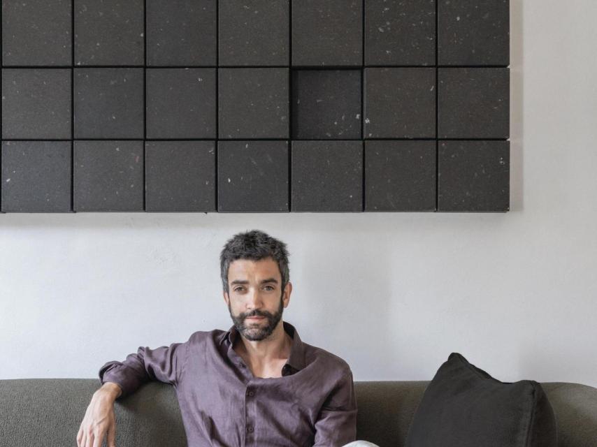 El diseñador de moda en su vivienda.