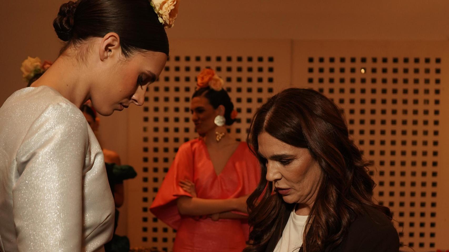 La creativa en el 'backstage' del desfile con una de las modelos.