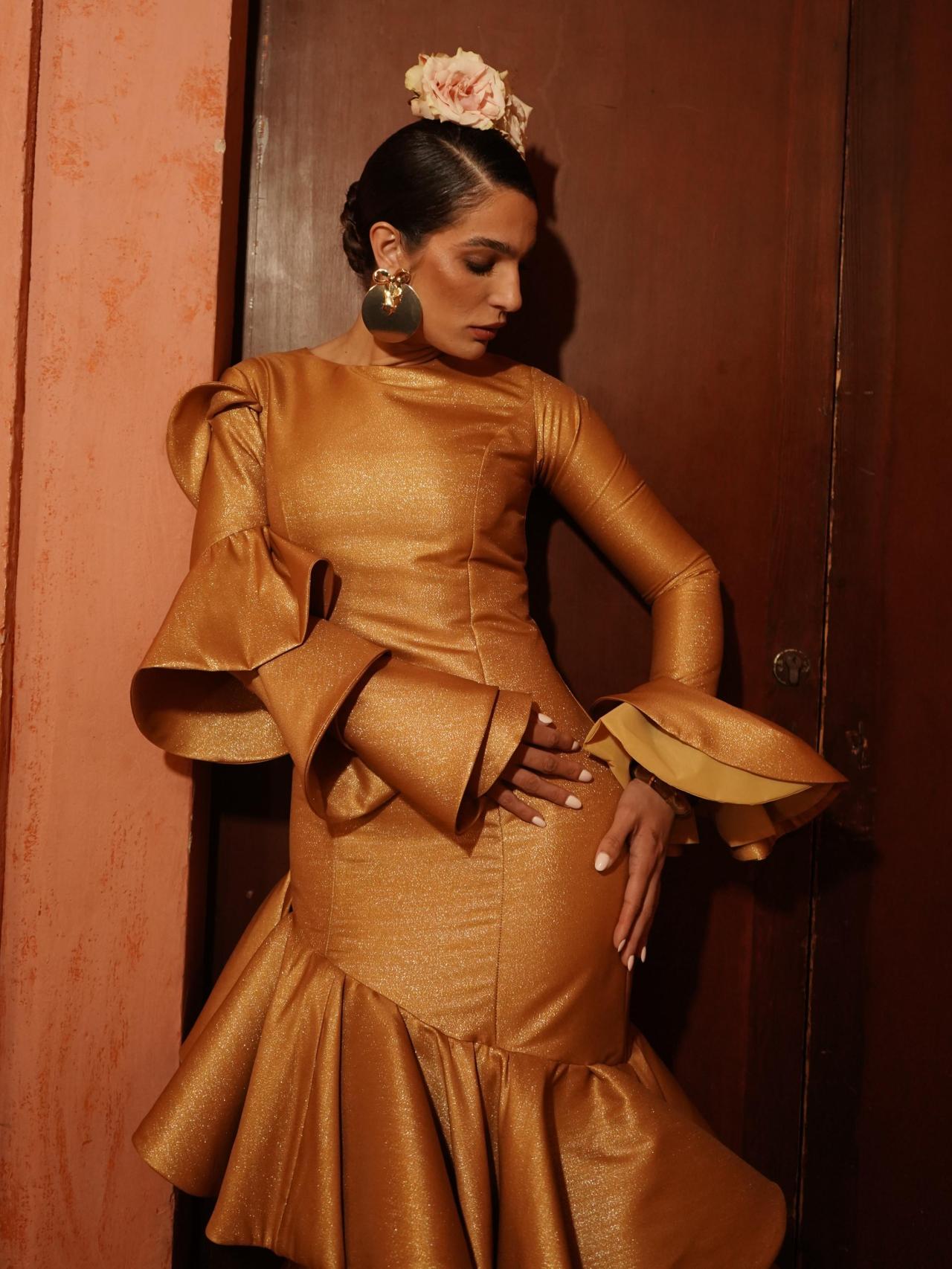 Alma Cortés, hija de Raquel Bollo, llevando la propuesta.