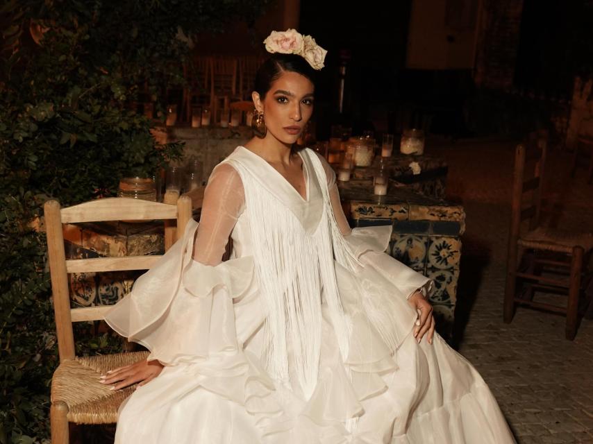 Alma Cortés, con un traje de flamenca en color blanco, un guiño al 'sí, quiero'.