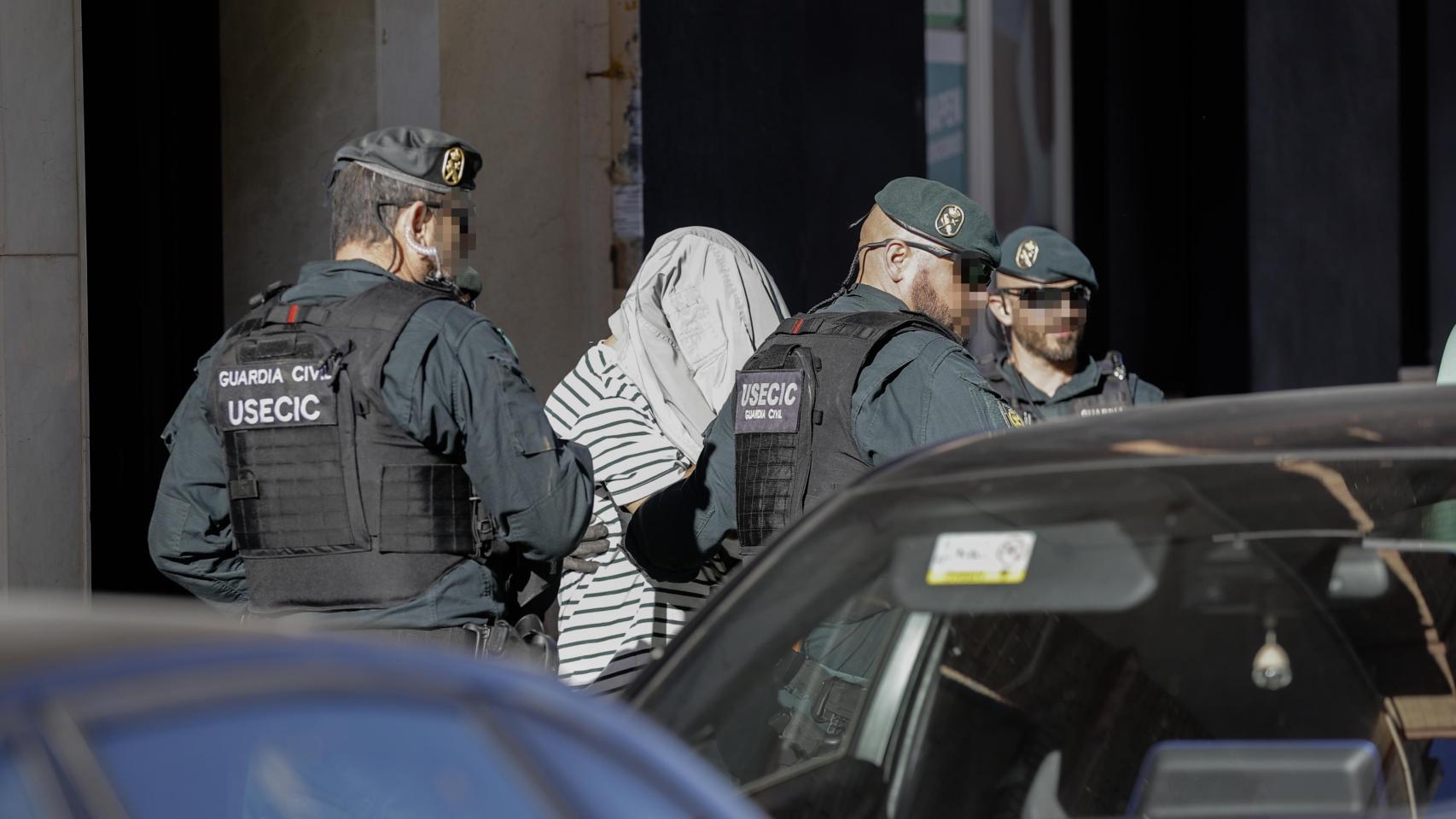 La Guardia Civil registra el domicilio del hombre detenido como presunto autor del doble asesinato de Xilxes (Castellón). Efe / Manuel Bruque