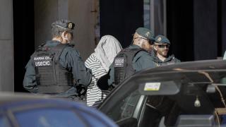 La Guardia Civil inicia un registro en el domicilio del hombre detenido como presunto autor del doble asesinato de su exmujer y su hija de 12 en Xilxes (Castellón). Efe / Manuel Bruque