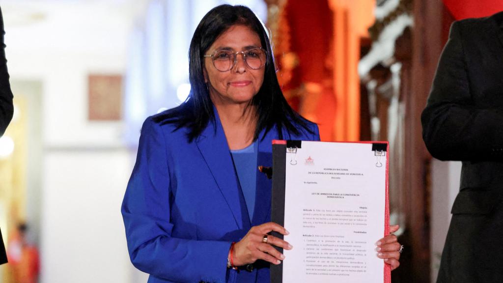 Delcy Rodríguez posa en el Palacio de Miraflores con la ley de amnistía aprobada por el Parlamento de Venezuela.