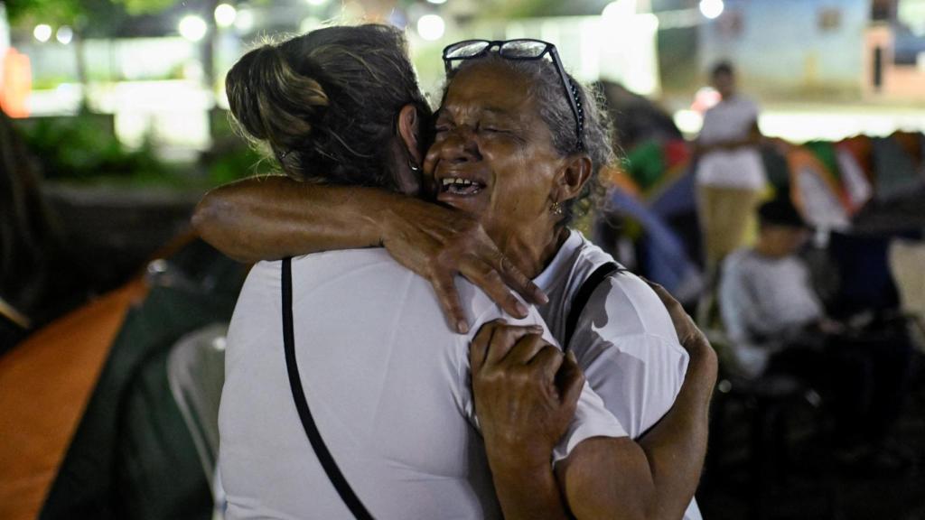 Dos mujeres se abrazan en los alrededores de la prisión de El Rodeo tras aprobarse la ley de amnistía.
