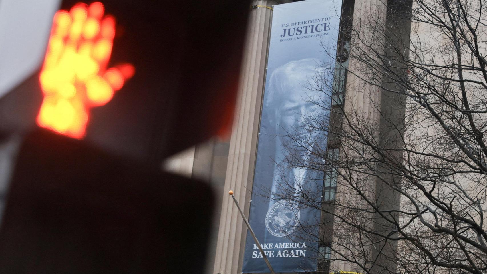 La pancarta de Donald Trump en el Departamento de Justicia de Estados Unidos, en Washington DC.