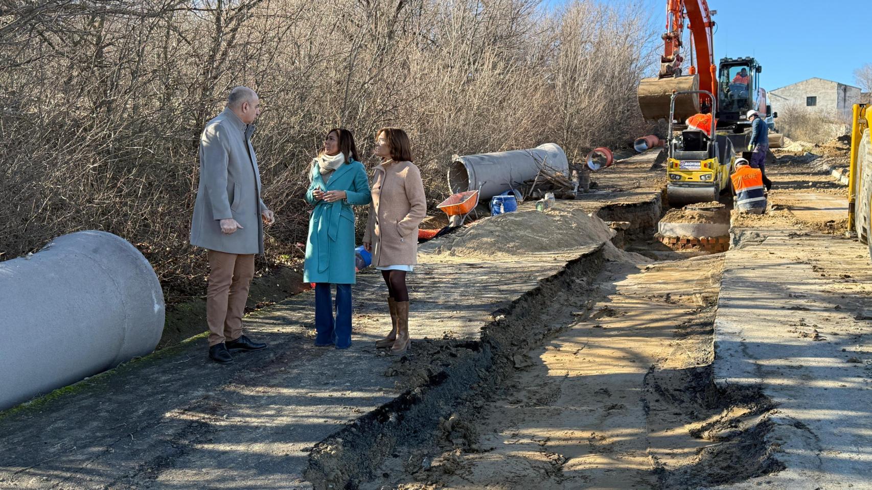 La alcaldesa de Olías del Rey, Charo Navas, visitando las obras.